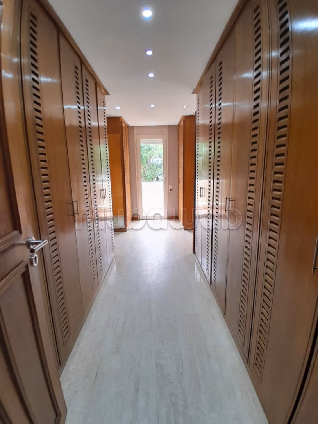 Meravigliosa villa in affitto a Californie. 6 locali. Finestre con doppi vetri e riscaldamento. 