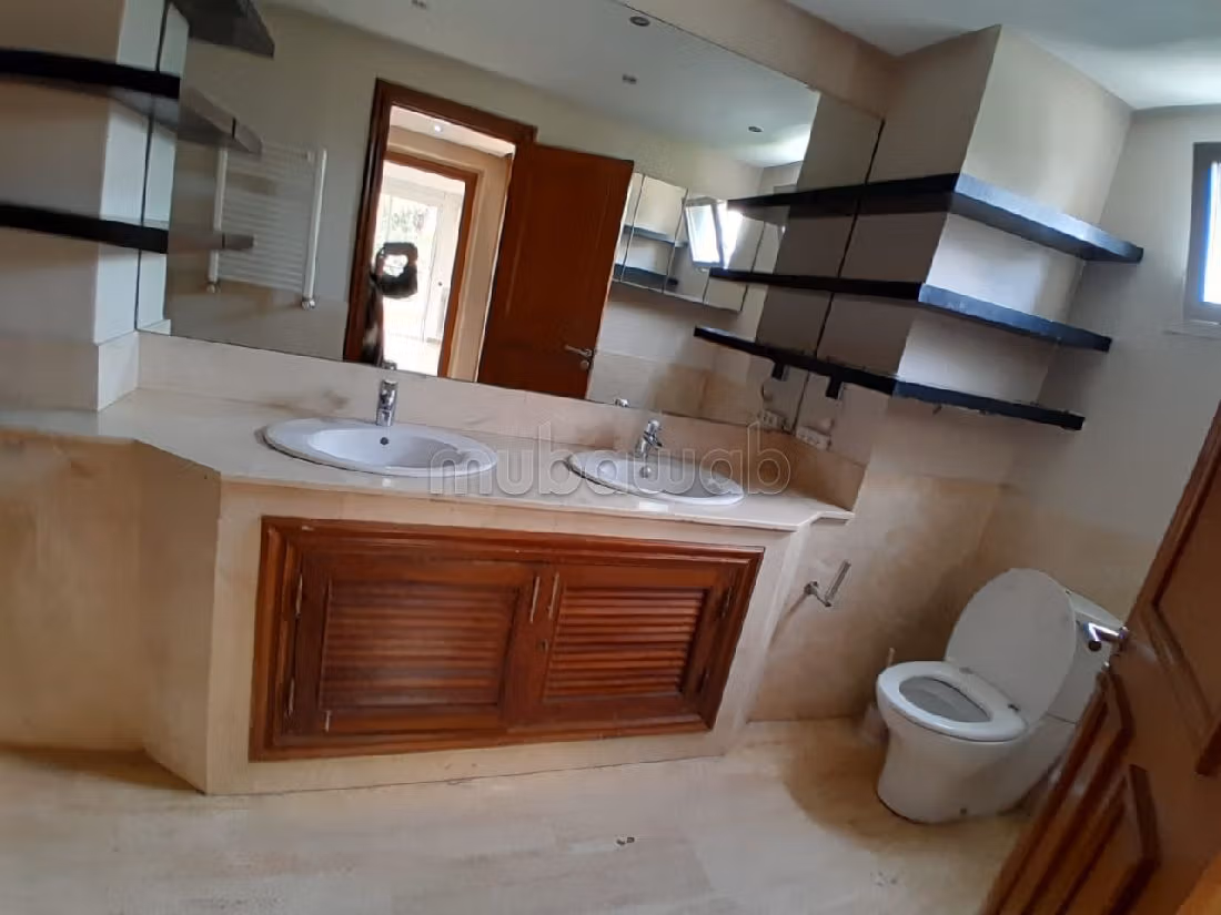 Meravigliosa villa in affitto a Californie. 6 locali. Finestre con doppi vetri e riscaldamento. 