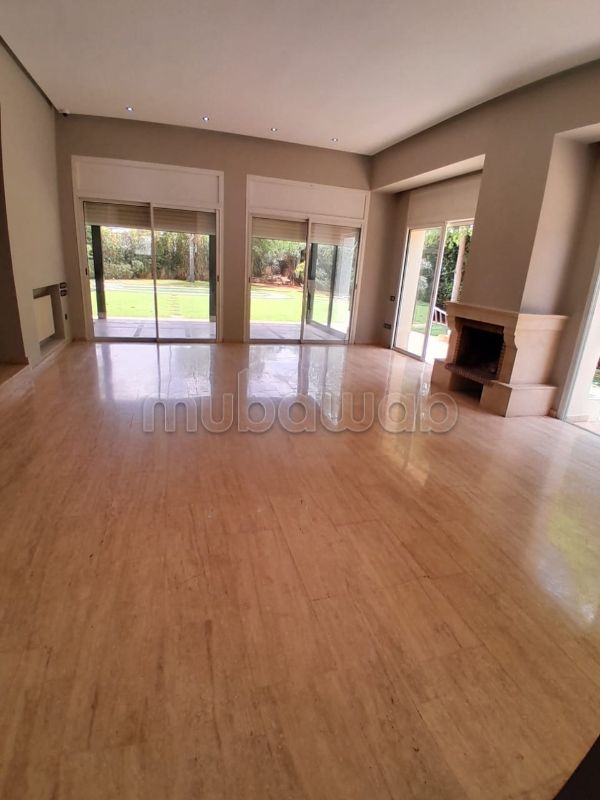 Meravigliosa villa in affitto a Californie. 6 locali. Finestre con doppi vetri e riscaldamento. 