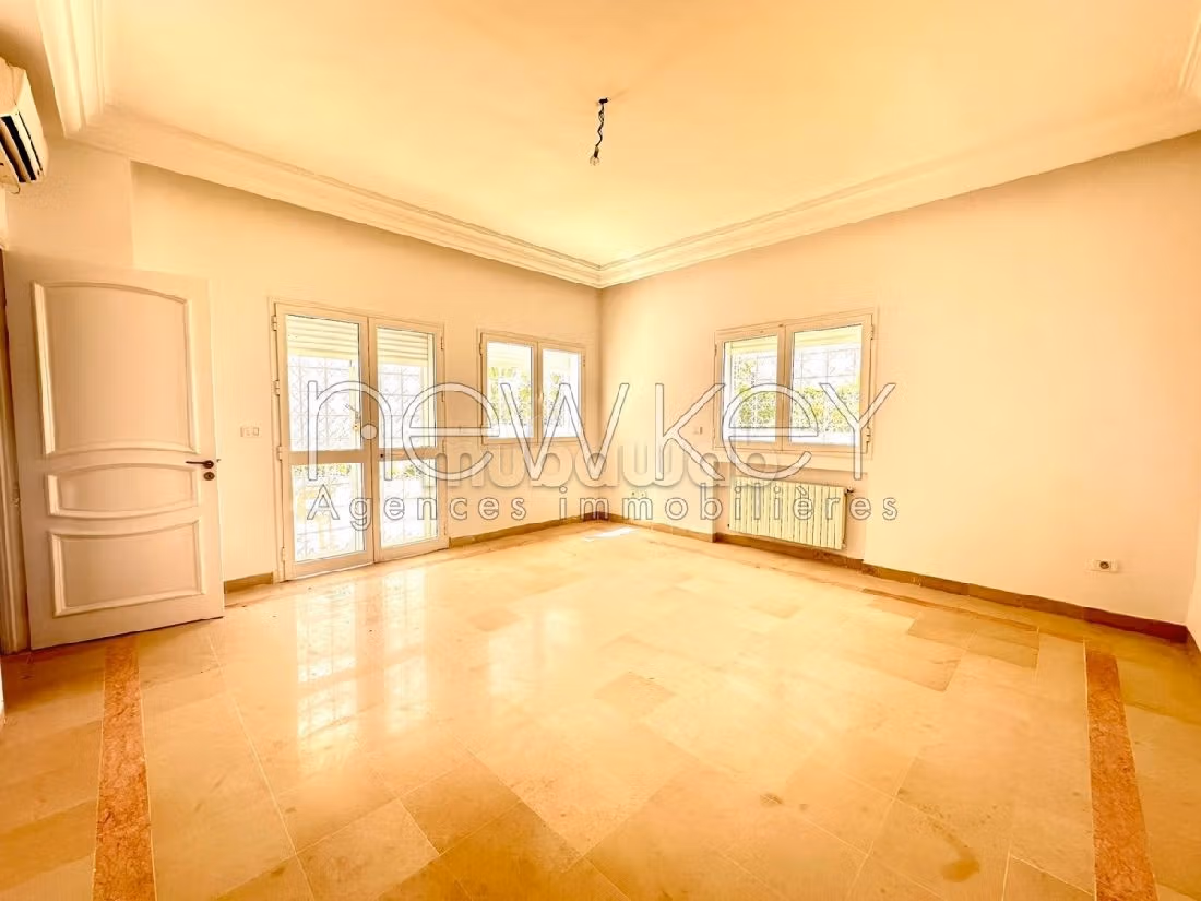 فيلا ممتازة للإيجار ب ضفاف البحيرة 2. المساحة 600 م². حديقة