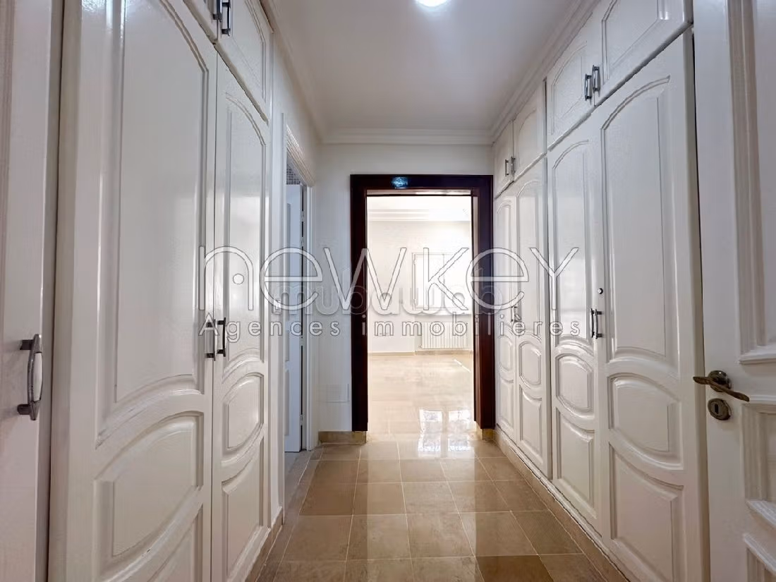 فيلا ممتازة للإيجار ب ضفاف البحيرة 2. المساحة 600 م². حديقة