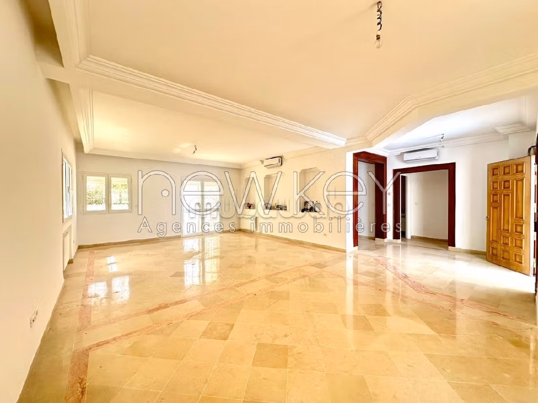 فيلا ممتازة للإيجار ب ضفاف البحيرة 2. المساحة 600 م². حديقة