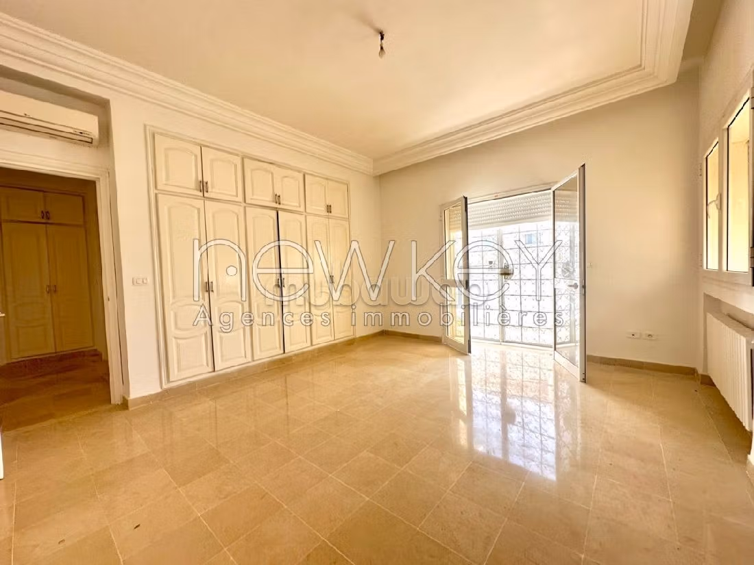 فيلا جميلة للكراء ب ضفاف البحيرة 2. المساحة الكلية 600 م². مساحة خضراء