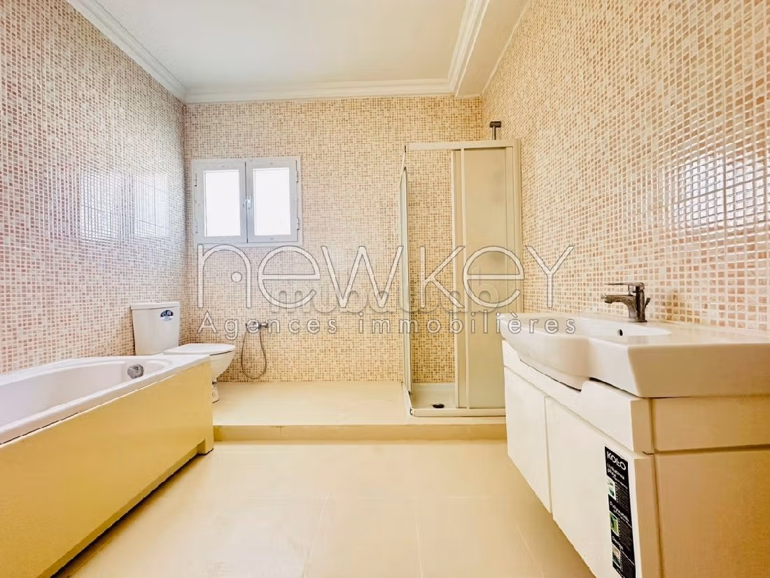 فيلا جميلة للكراء ب ضفاف البحيرة 2. المساحة الكلية 600 م². مساحة خضراء