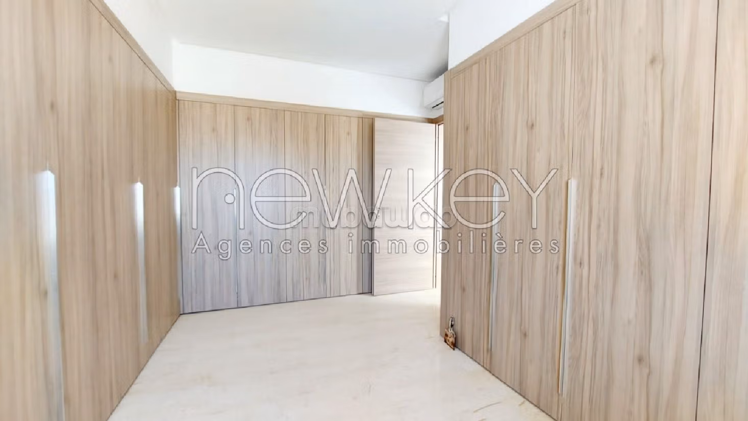 Luxury villa for rent. 4 lovely rooms. Parking spaces and beautiful garden