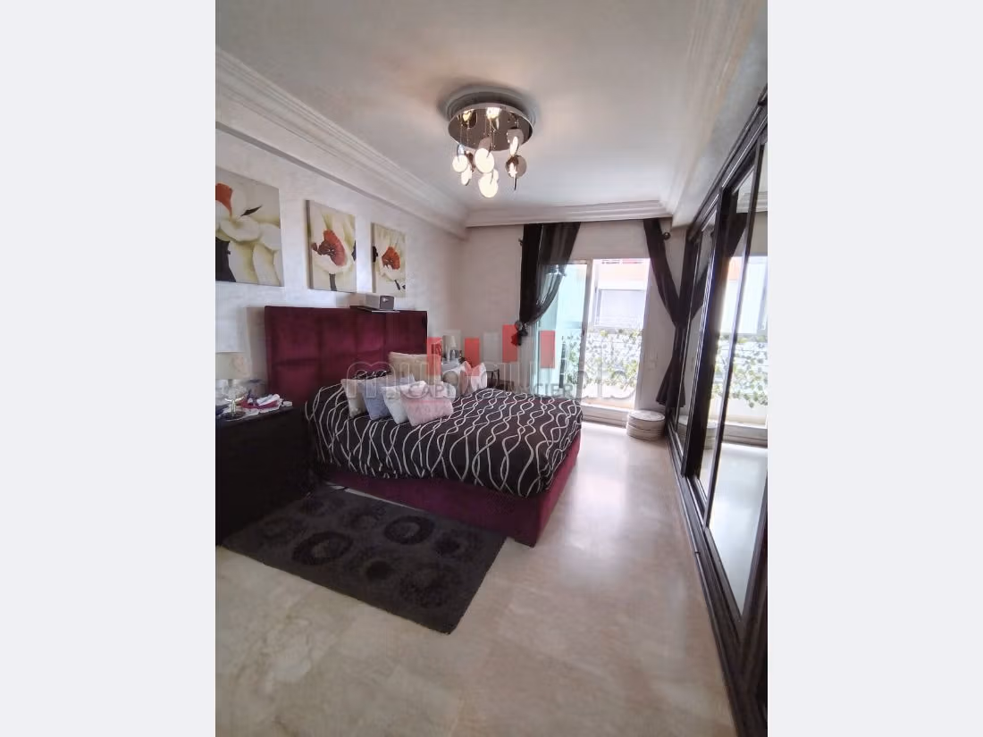 Fabulous apartment for sale in Les princesses. Large area 163 m². Carpark and elevator. 