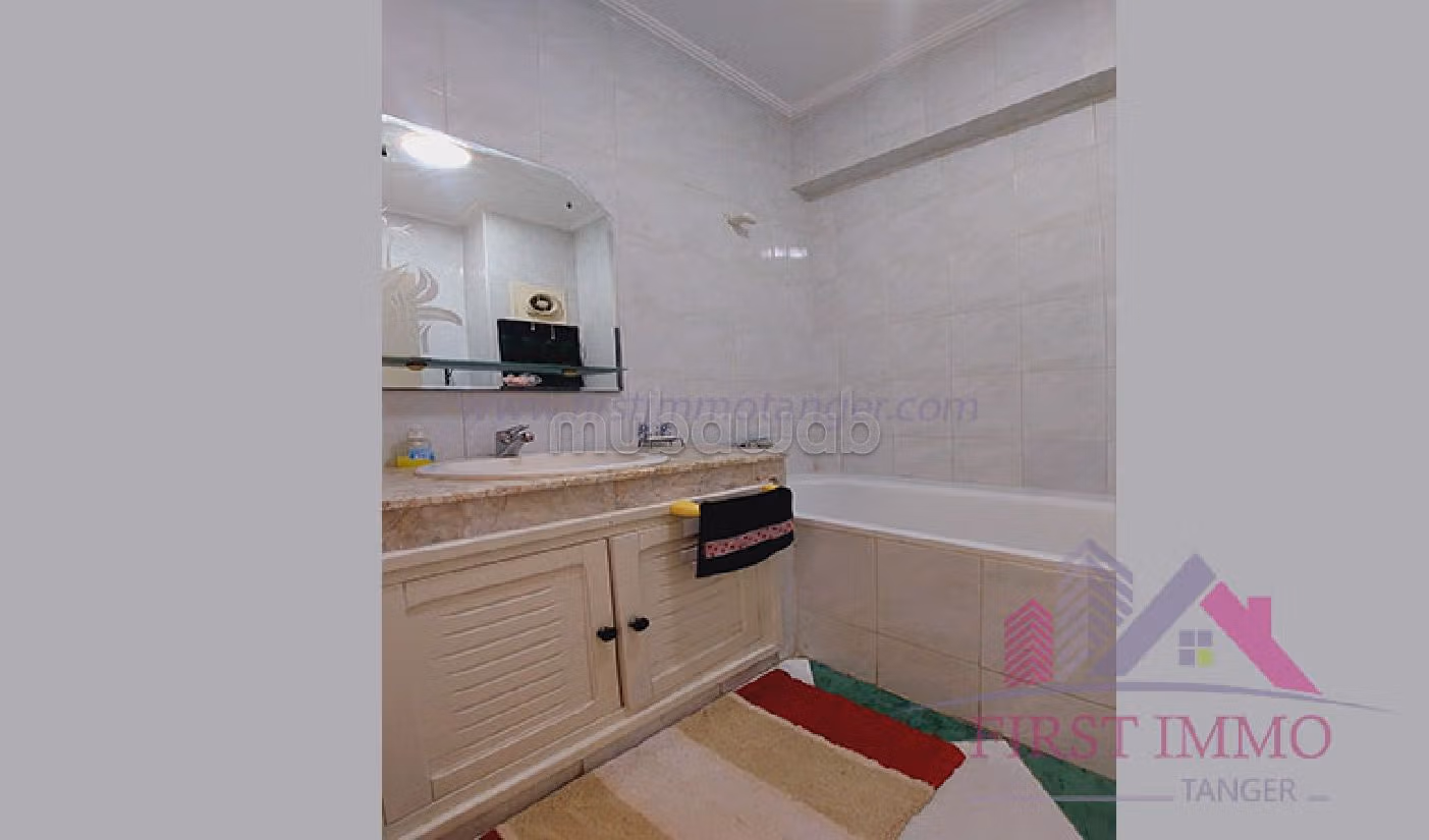 Bell'appartamento in affitto a Malabata. 2 locali spaziosi. Ascensore e garage