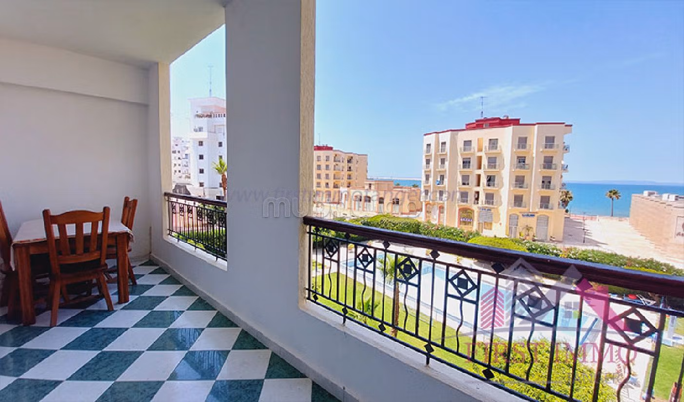 Bell'appartamento in affitto a Malabata. 2 locali spaziosi. Ascensore e garage