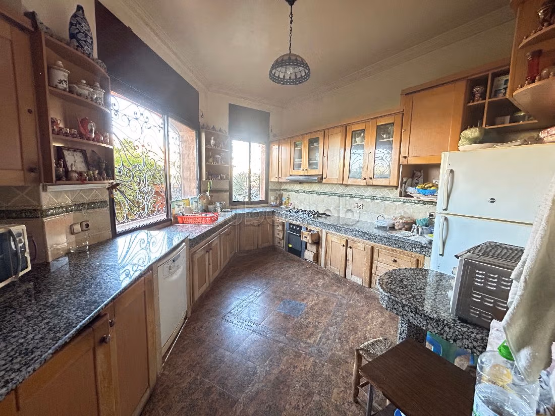 فيلا فخمة للبيع بتاركة. 8 قطع مريحة. شرفة وحديقة.