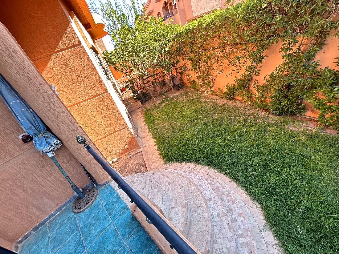 فيلا فخمة للبيع بتاركة. 8 قطع مريحة. شرفة وحديقة.