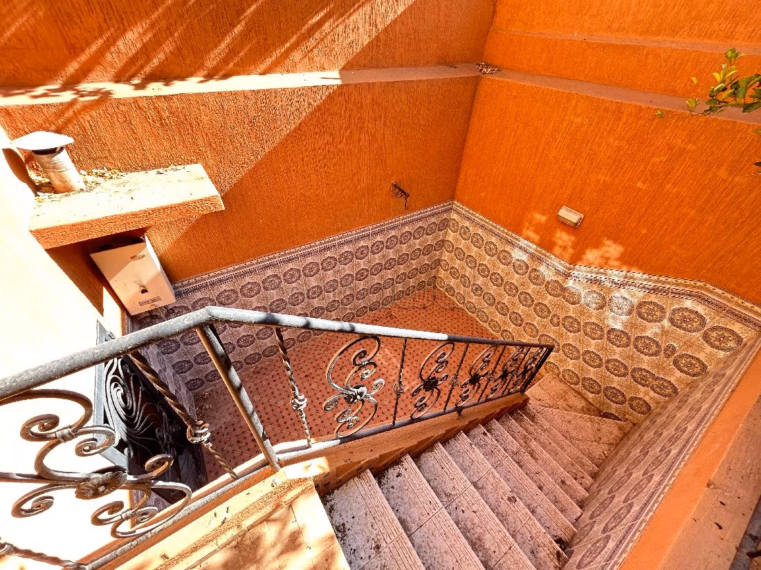 فيلا فخمة للبيع بتاركة. 8 قطع مريحة. شرفة وحديقة.