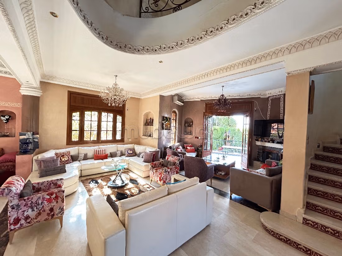 فيلا فخمة للبيع بتاركة. 8 قطع مريحة. شرفة وحديقة.