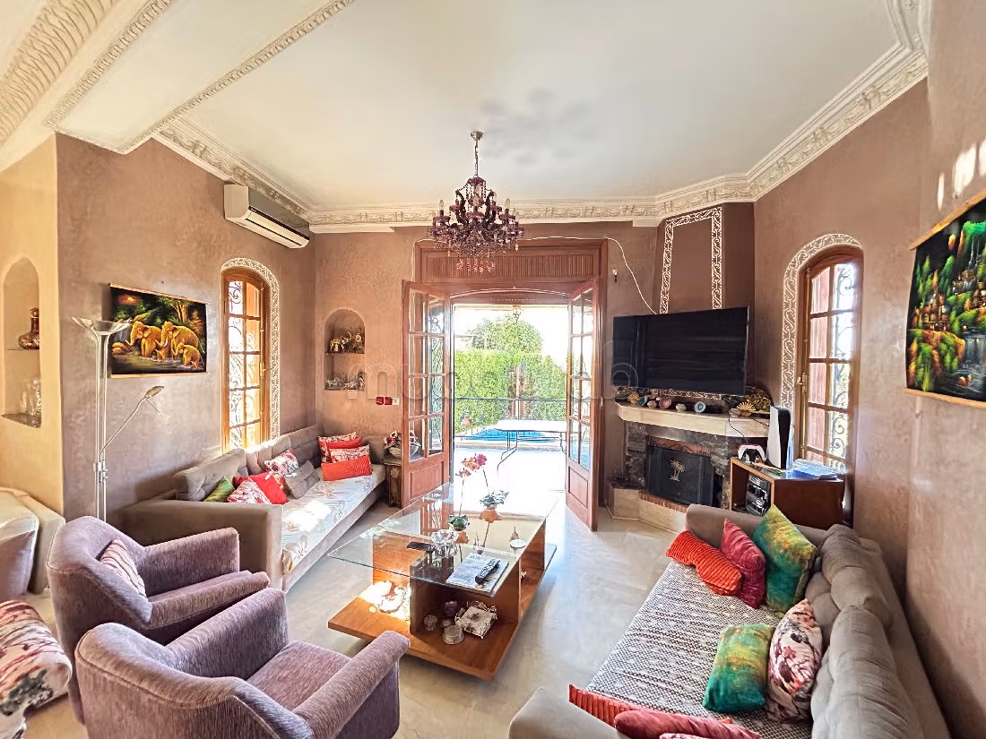 فيلا فخمة للبيع بتاركة. 8 قطع مريحة. شرفة وحديقة.