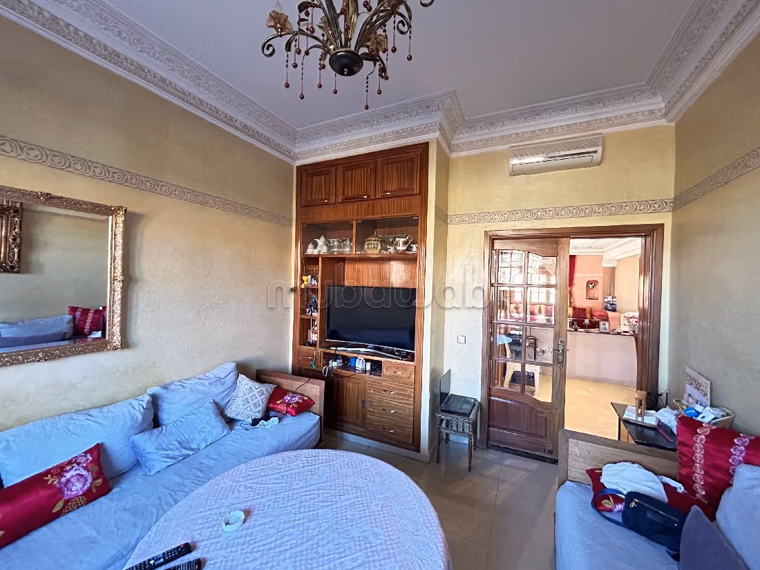 فيلا فخمة للبيع بتاركة. 8 قطع مريحة. شرفة وحديقة.