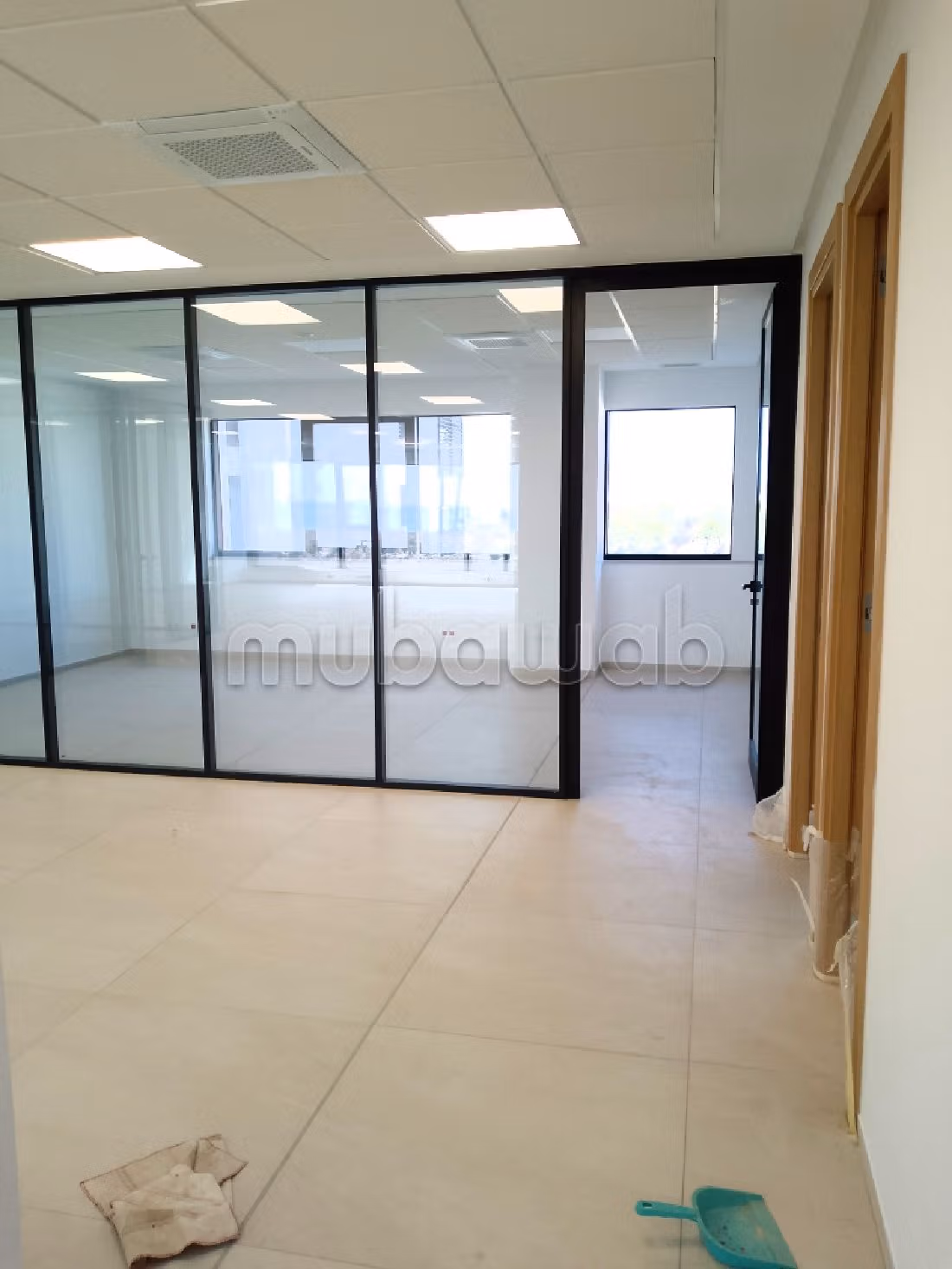 Ufficio da affittare a Les Berges Du Lac 2. Superficie di 1050 m². Terrazzo e giardino. 