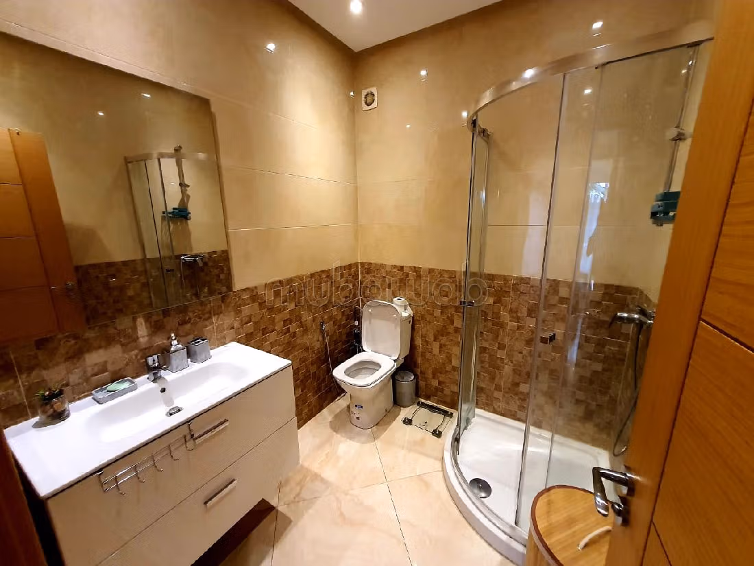 شقق للكراء ب الحي الاداري. المساحة الكلية 106 م². صالة أصيلة ، طبق الأقمار الصناعية