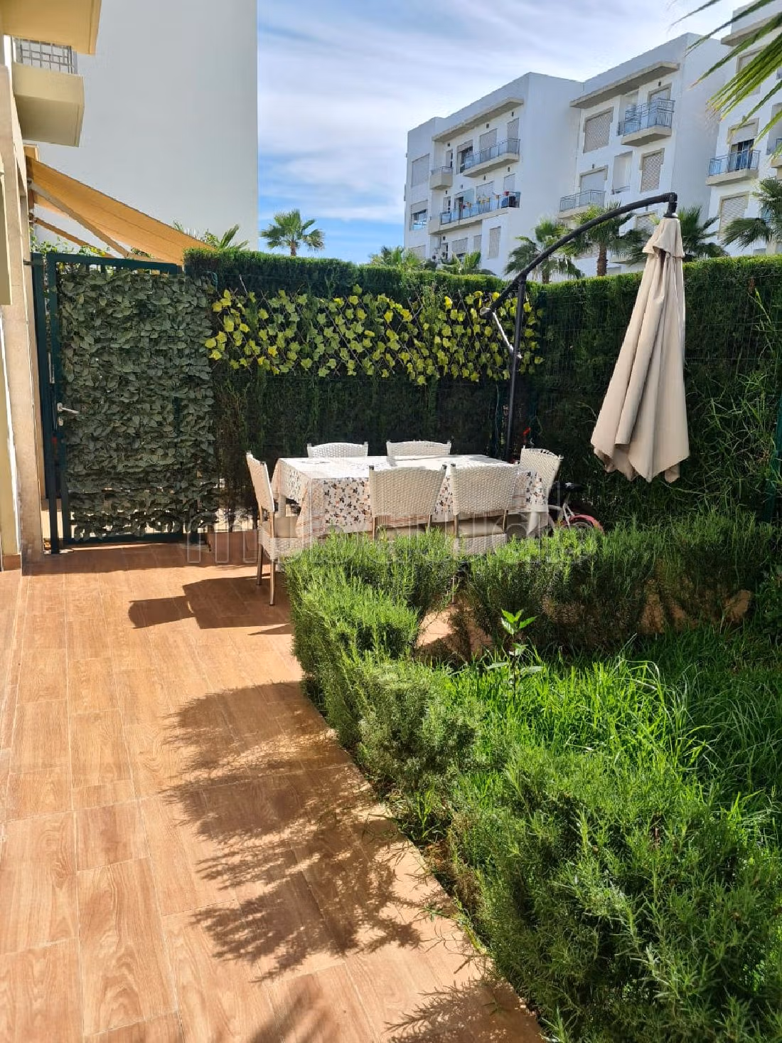 شقق للكراء ب الحي الاداري. المساحة الكلية 106 م². صالة أصيلة ، طبق الأقمار الصناعية