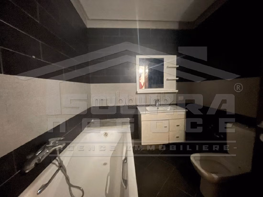 Splendido appartamento da acquistare a La Soukra. 2 belle camere da letto. Riscaldamento e porta blindata. 