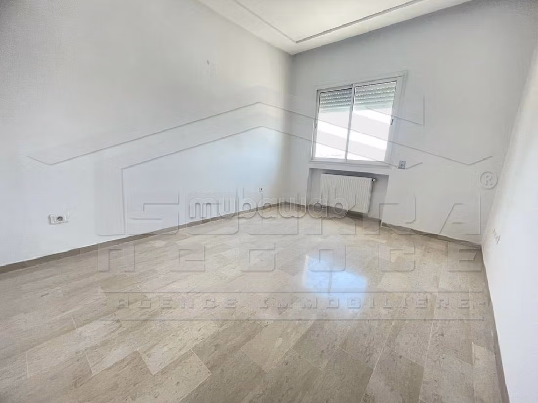 Splendido appartamento da acquistare a La Soukra. 2 belle camere da letto. Riscaldamento e porta blindata. 