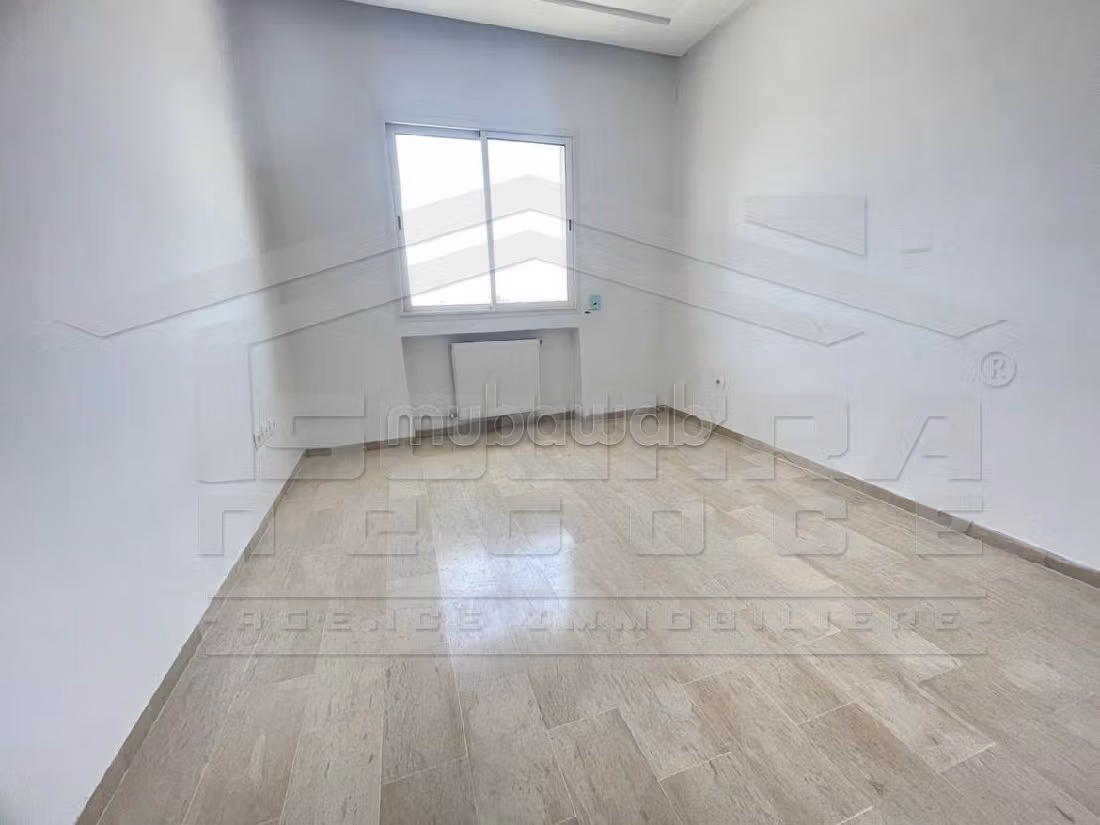 Splendido appartamento da acquistare a La Soukra. 2 belle camere da letto. Riscaldamento e porta blindata. 