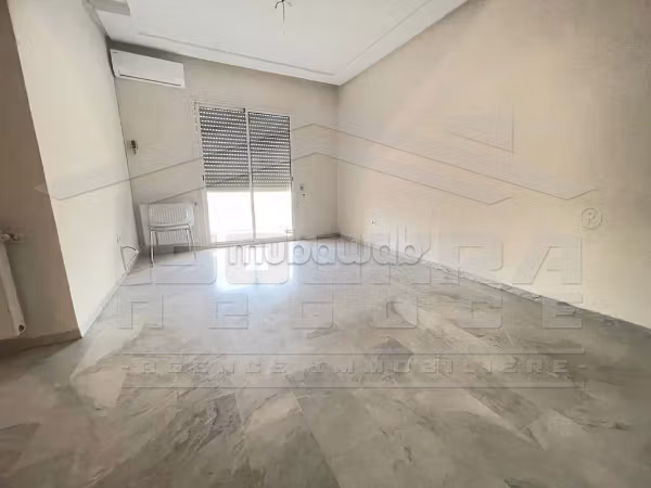 شقة رائعة للبيع ب سكرة. 2 قطع. باب متين،إقامة مؤمنة. 