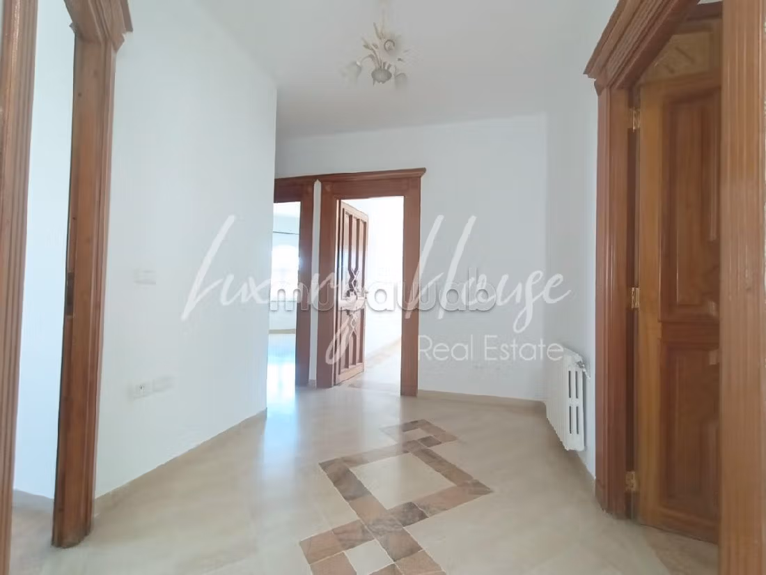 Bellissima casa in affitto. 5 belle camere da letto. Piscina e camino