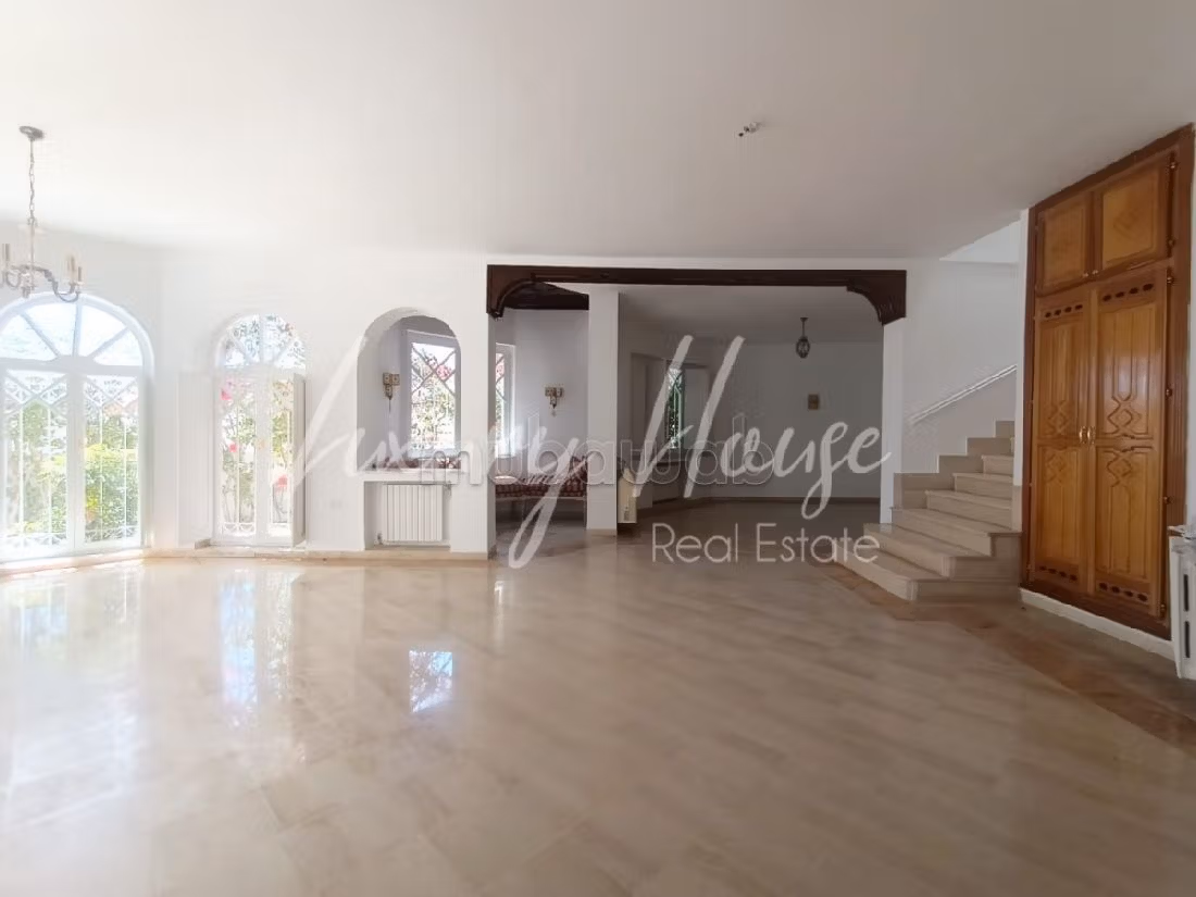 Bellissima casa in affitto. 5 belle camere da letto. Piscina e camino