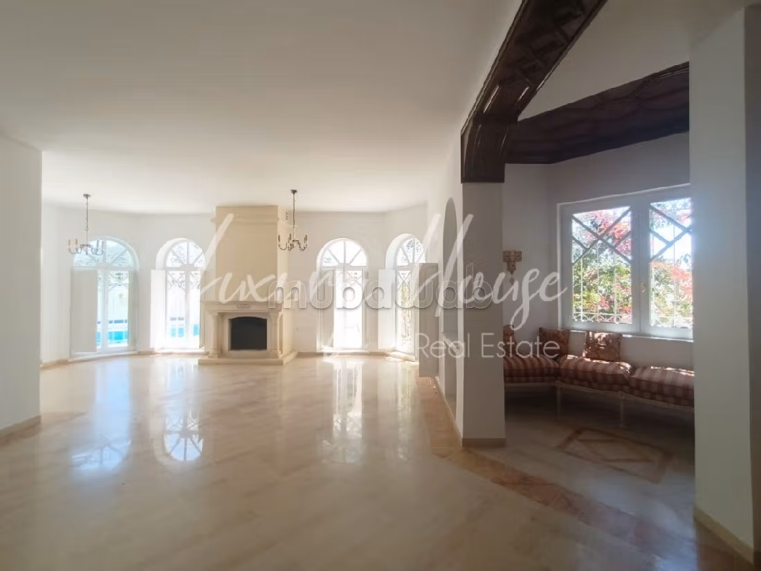 Bellissima casa in affitto. 5 belle camere da letto. Piscina e camino