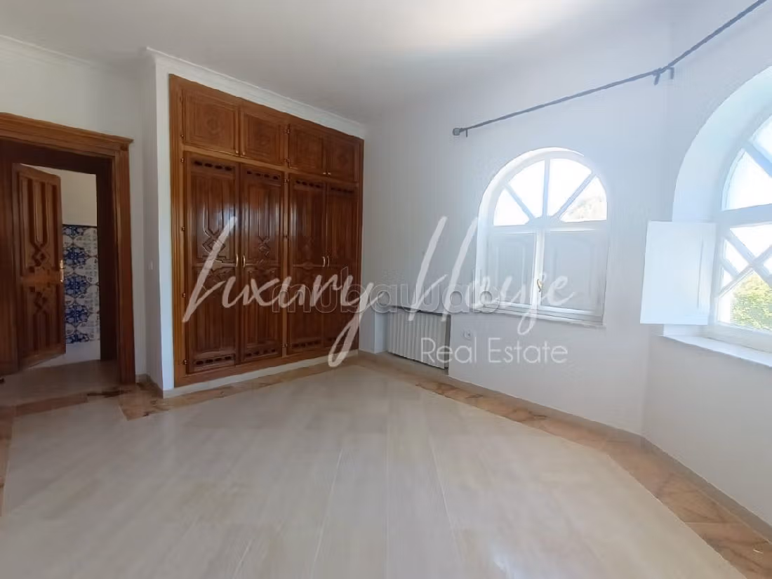 Bellissima casa in affitto. 5 belle camere da letto. Piscina e camino