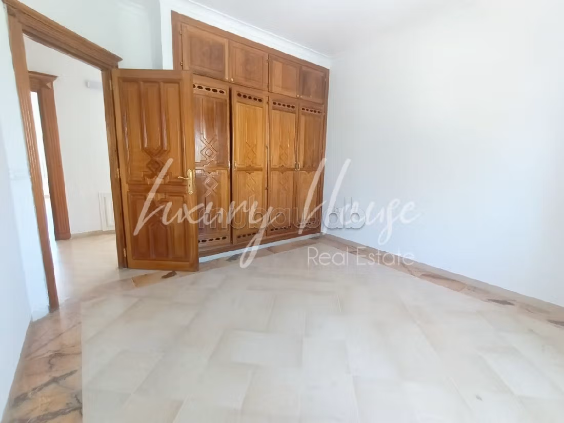 Bellissima casa in affitto. 5 belle camere da letto. Piscina e camino