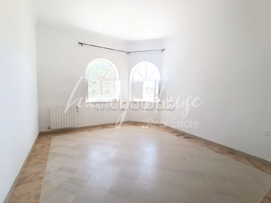 Bellissima casa in affitto. 5 belle camere da letto. Piscina e camino