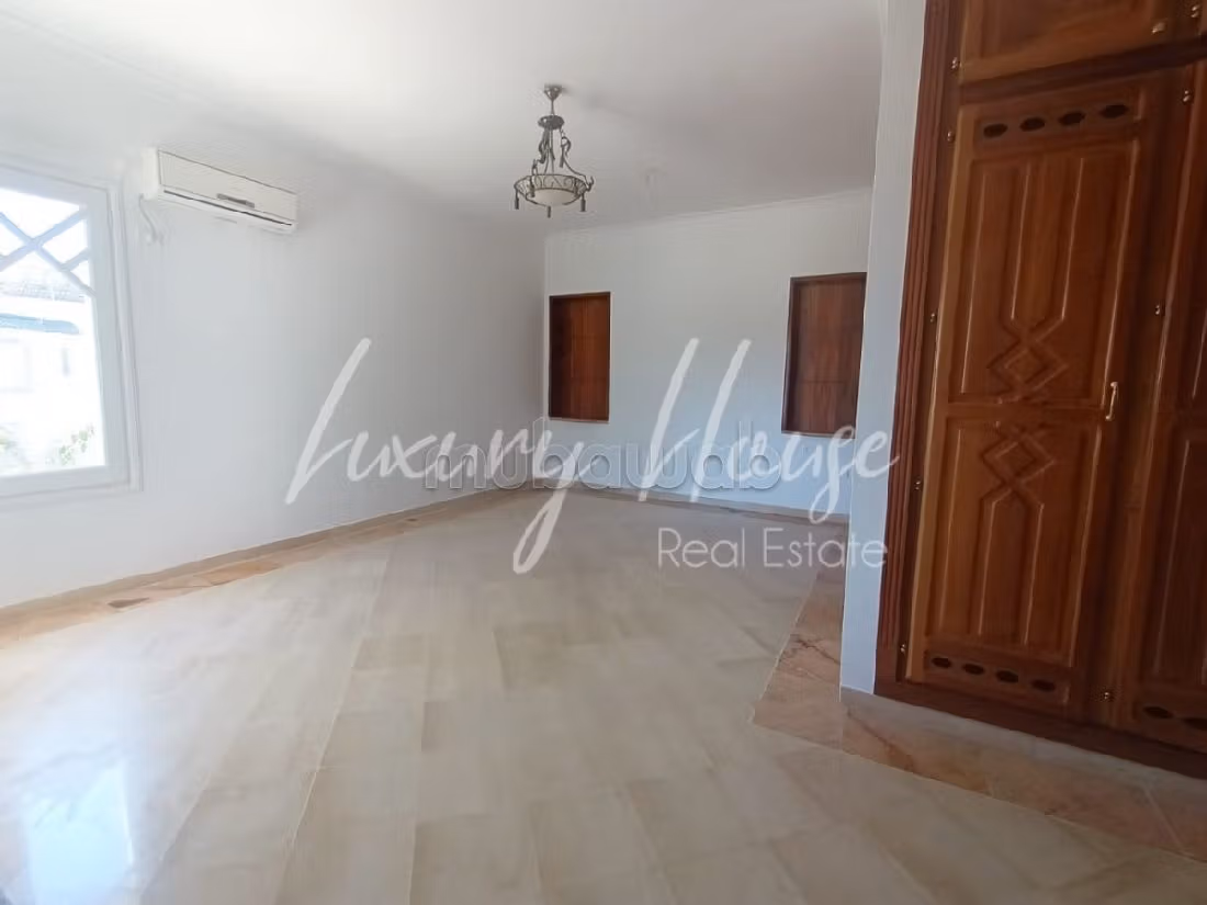 Bellissima casa in affitto. 5 belle camere da letto. Piscina e camino
