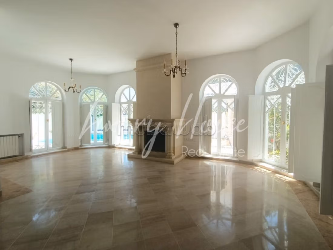 Bellissima casa in affitto. 5 belle camere da letto. Piscina e camino