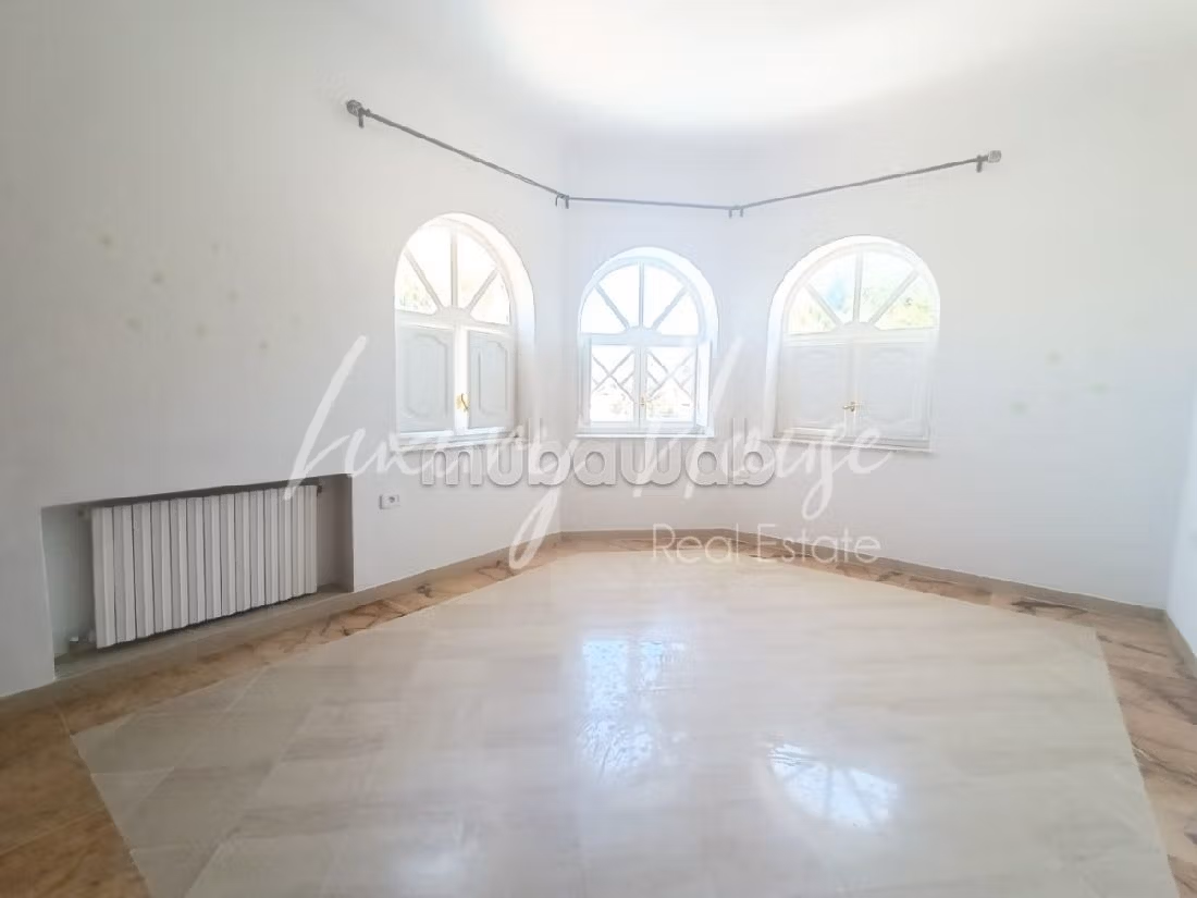 Bellissima casa in affitto. 5 belle camere da letto. Piscina e camino