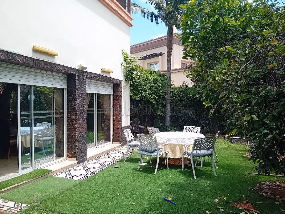 Luxury villa for rent in Californie. 5 large rooms. Functional fireplace. 