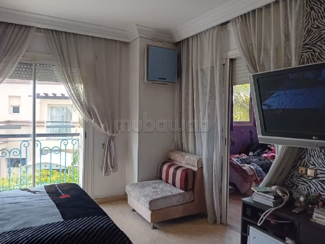 Luxury villa for rent in Californie. 5 large rooms. Functional fireplace. 