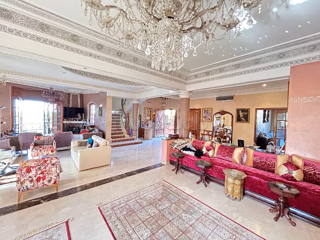 High quality house for sale in Hay Targa. Surface area 421 m². Carpark and garden