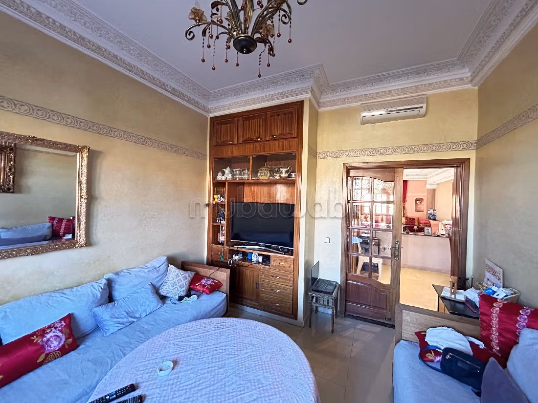 High quality house for sale in Hay Targa. Surface area 421 m². Carpark and garden