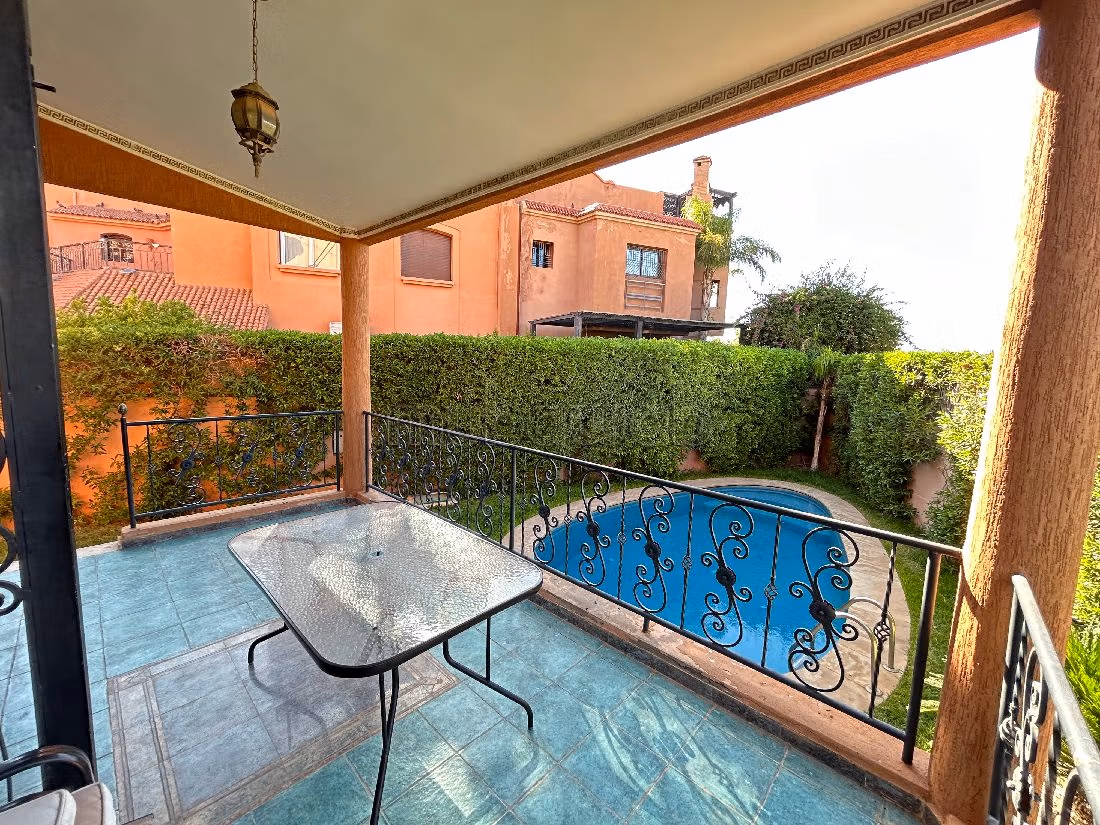 High quality house for sale in Hay Targa. Surface area 421 m². Carpark and garden