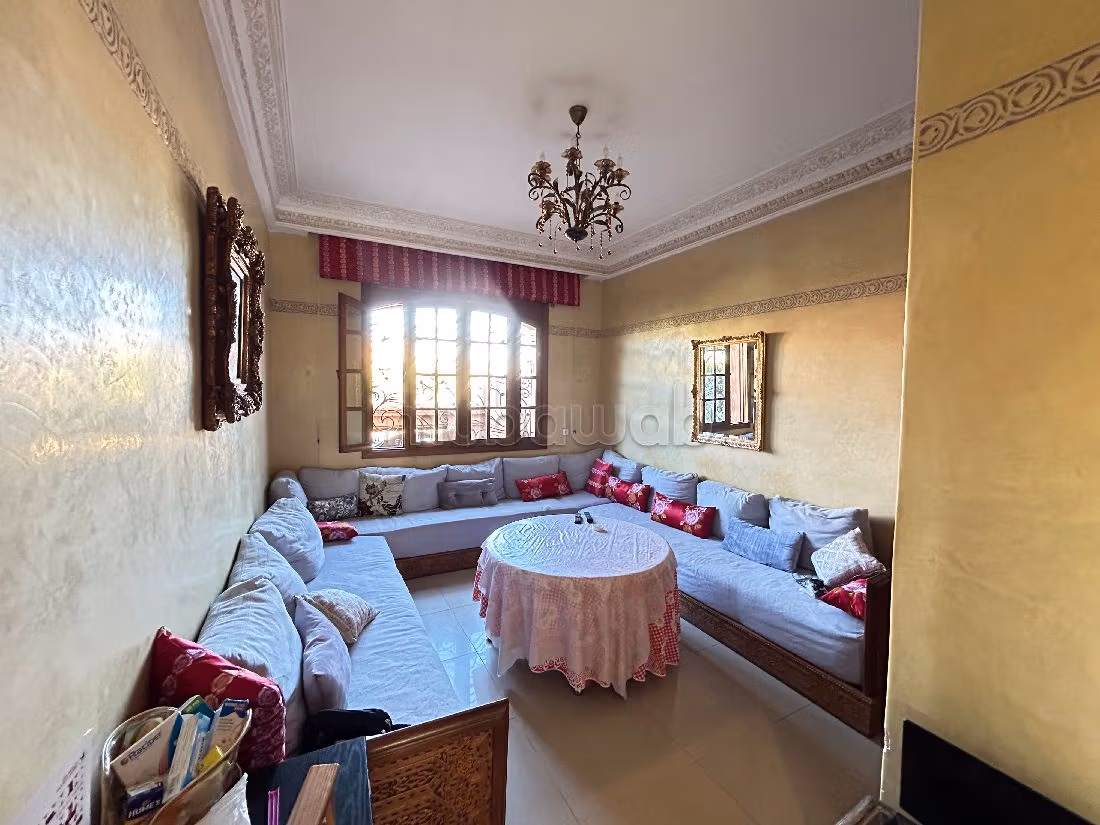 High quality house for sale in Hay Targa. Surface area 421 m². Carpark and garden