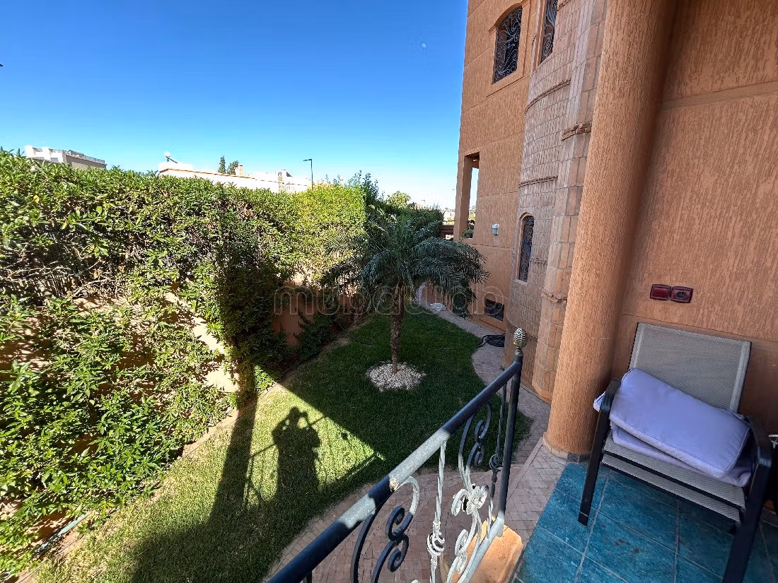 High quality house for sale in Hay Targa. Surface area 421 m². Carpark and garden