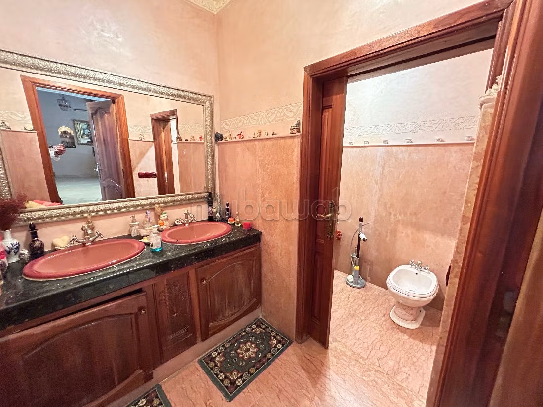 High quality house for sale in Hay Targa. Surface area 421 m². Carpark and garden