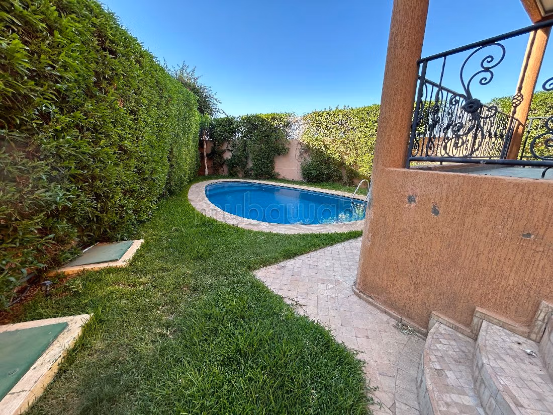 High quality house for sale in Hay Targa. Surface area 421 m². Carpark and garden