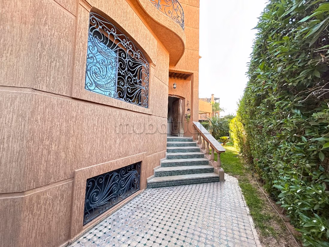 High quality house for sale in Hay Targa. Surface area 421 m². Carpark and garden
