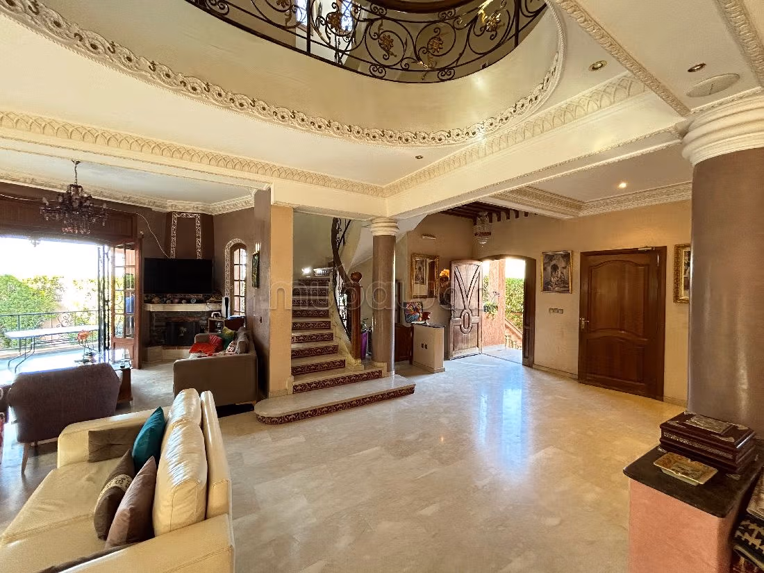 High quality house for sale in Hay Targa. Surface area 421 m². Carpark and garden