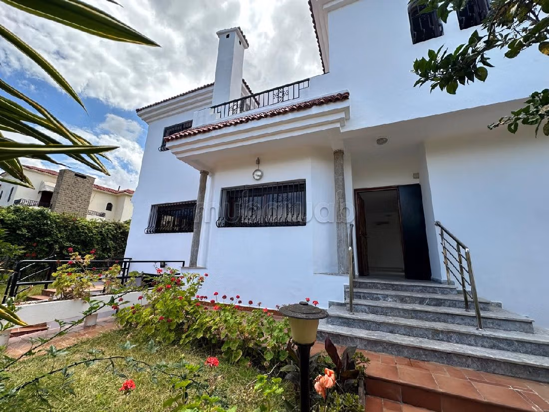 Villa à Louer de 421.0 m² à Rabat, Riyad Extension