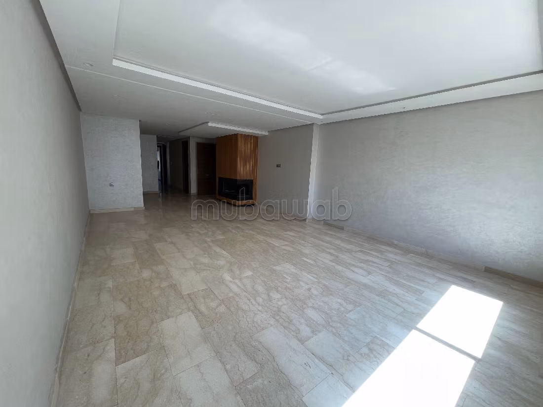 Rent this apartment in Beauséjour. Large area 162 m². Carpark and elevator