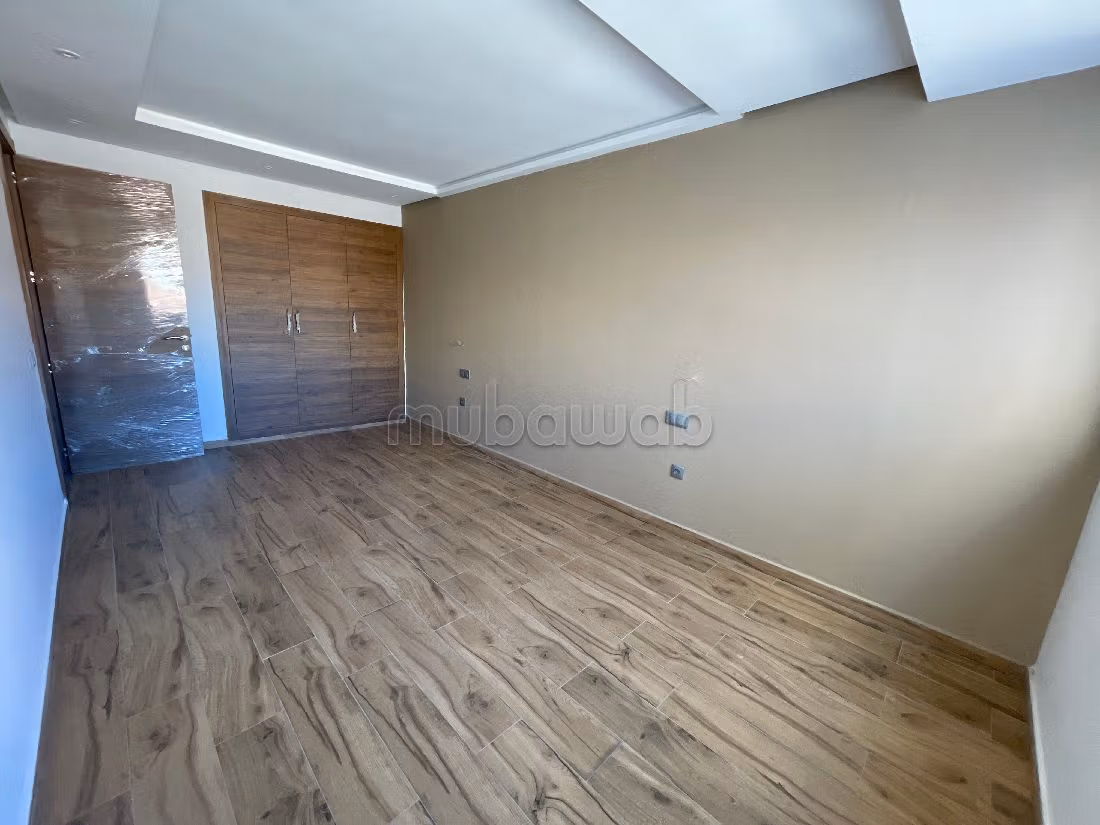 Rent this apartment in Beauséjour. Large area 162 m². Carpark and elevator