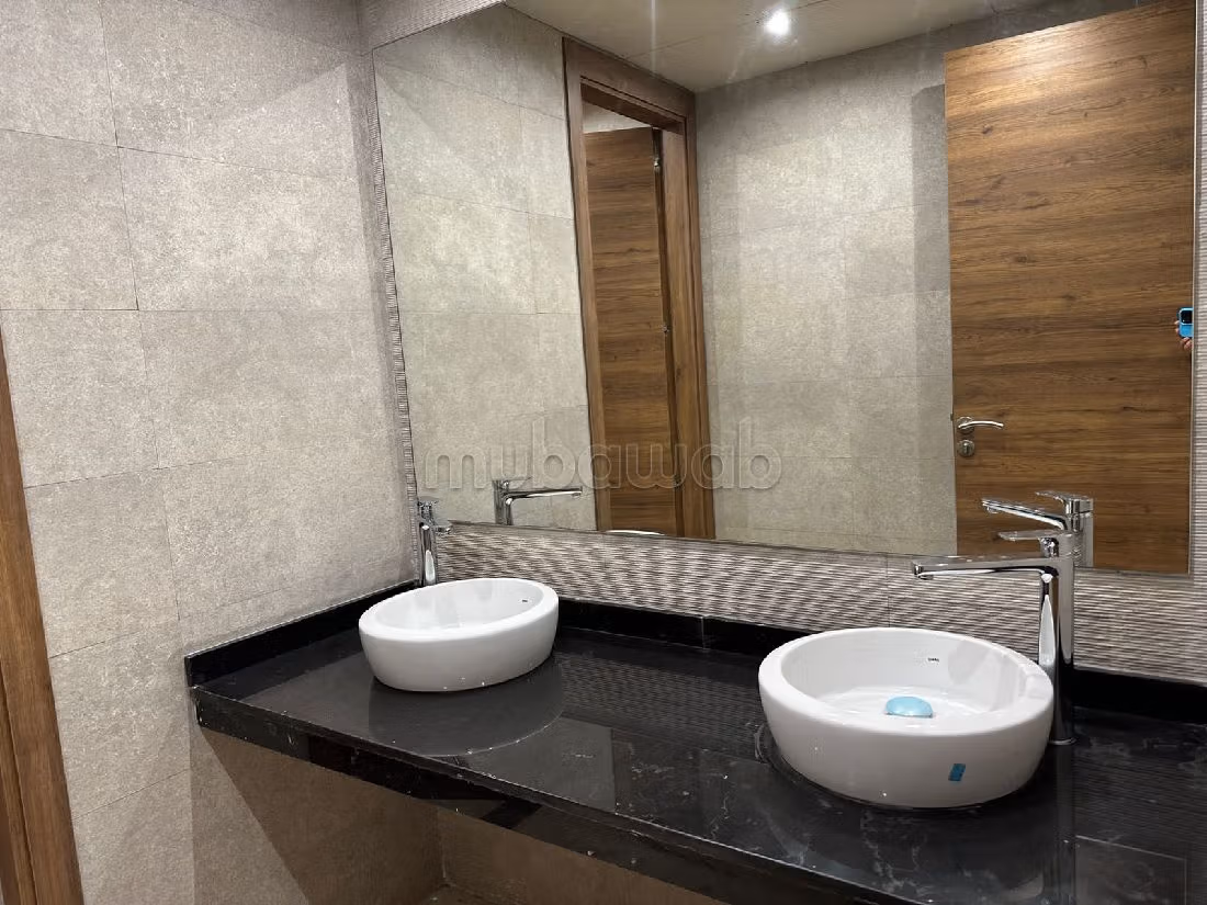 Rent this apartment in Beauséjour. Large area 162 m². Carpark and elevator