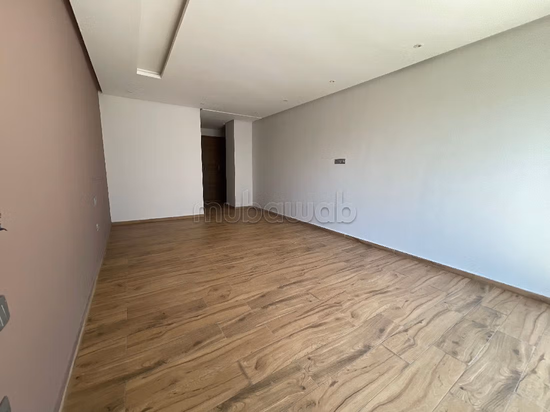 Rent this apartment in Beauséjour. Large area 162 m². Carpark and elevator